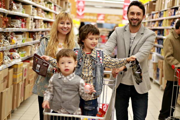 supermarkt familie winkelwagen