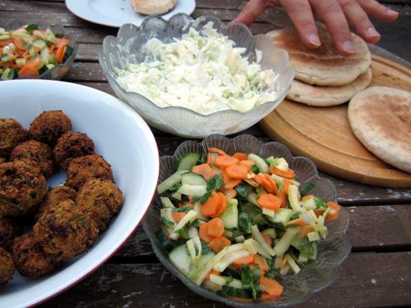 falafel coleslawtzatziki pitabroodjes