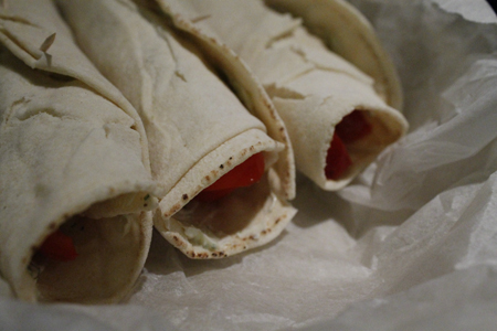 flatbread-wrps met rode paprika en limoen-muntboter
