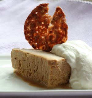 parfait van appelstroop en calvados met slagroom en een kletskopkoekje