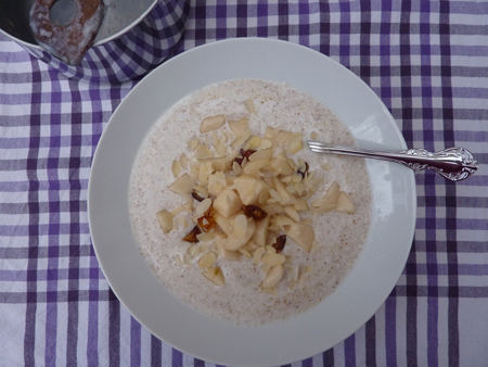 winterse pap met amandelen, dadels en peer
