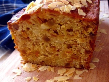 gevulde cake doorgesneden