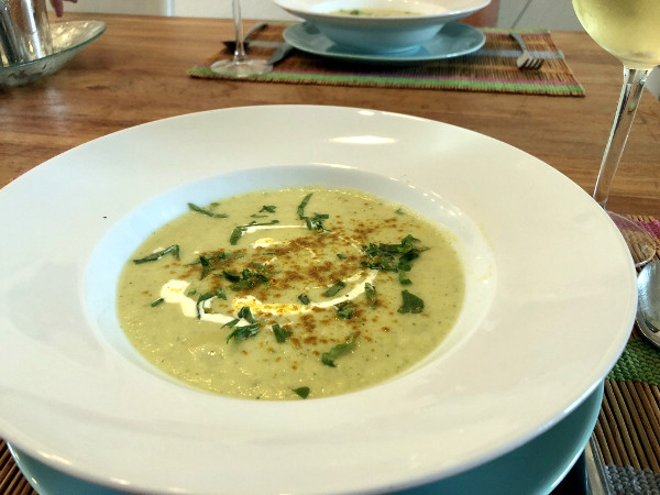 Romige bloemkool courgettesoep met kerrie