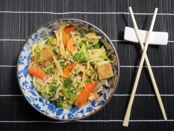 mie met broccoli en hoisintofu