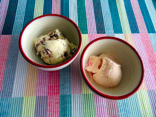 aardbeien en stracciatella ijs van gecondenseerde melk